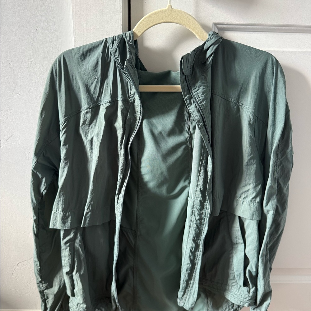 Lululemon lightweight green windbreaker